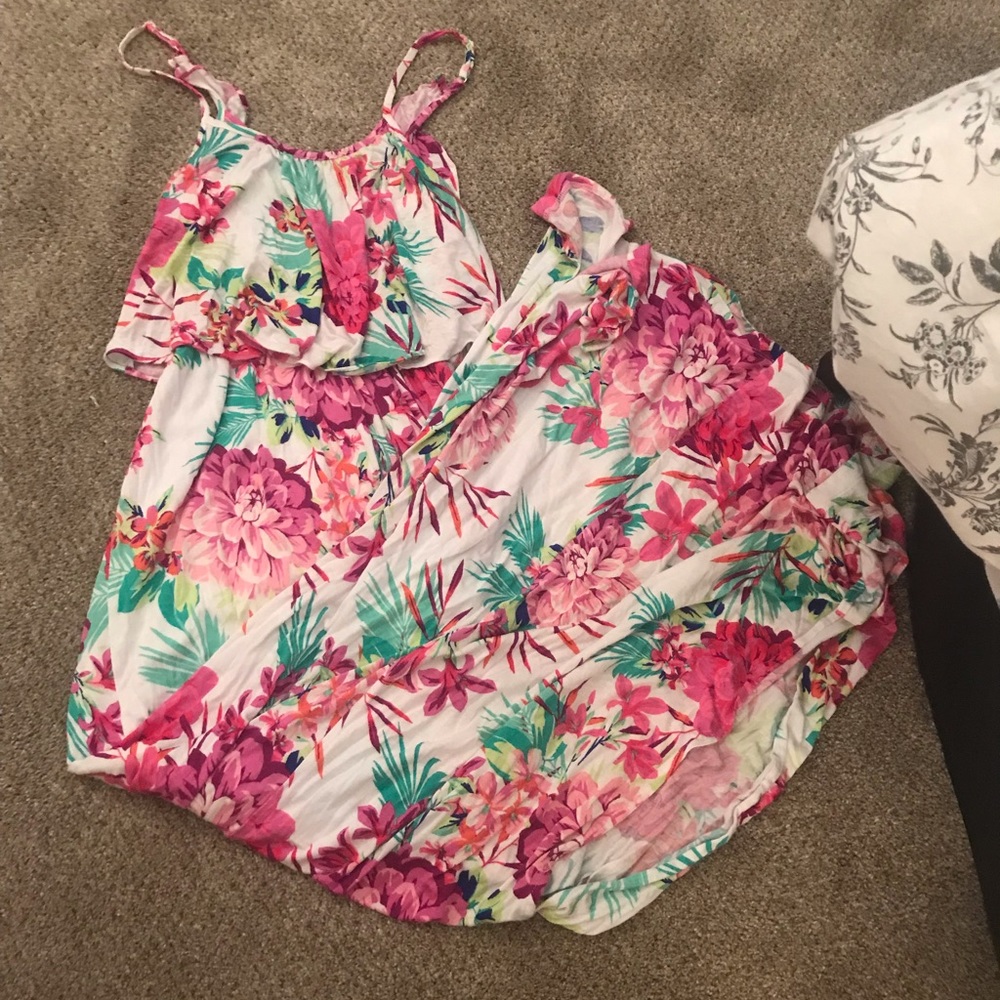 Beautiful floral maxi dress!
